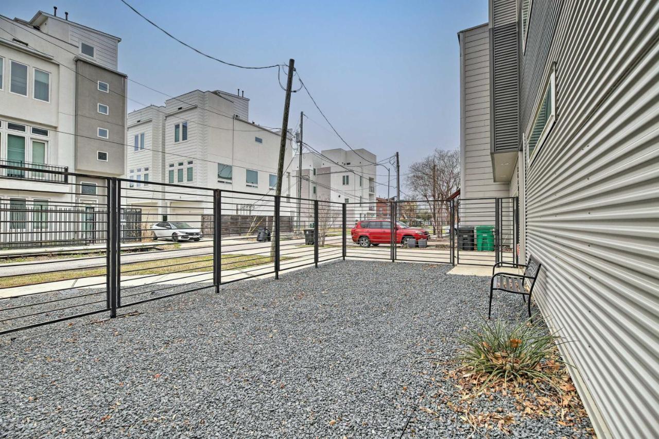 Downtown Houston Townhome With Balcony And Yard! Exterior photo