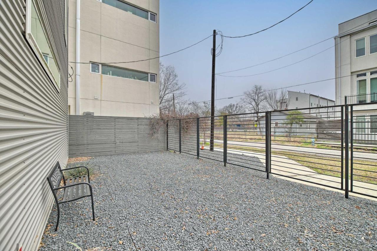 Downtown Houston Townhome With Balcony And Yard! Exterior photo