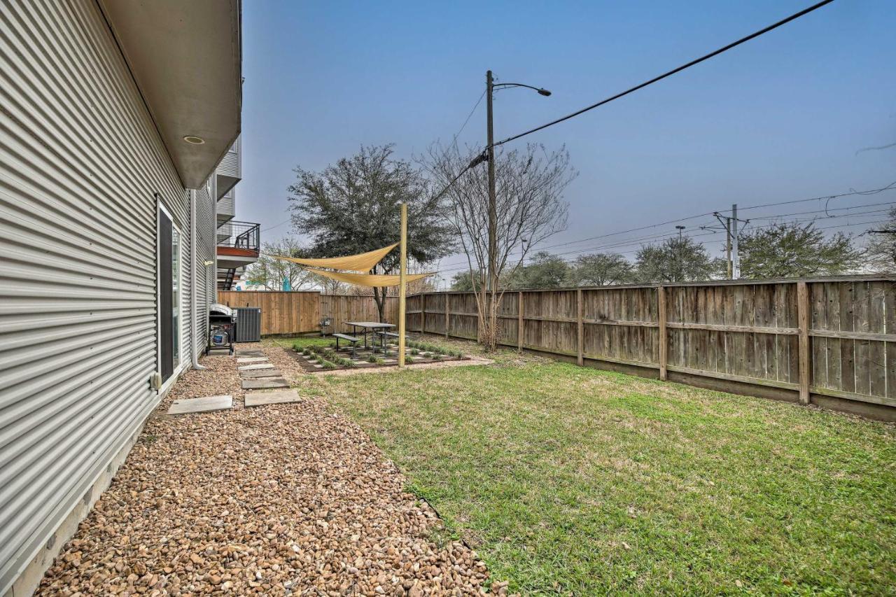 Downtown Houston Townhome With Balcony And Yard! Exterior photo